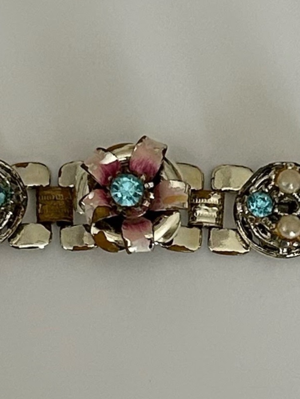 VINTAGE UNIQUE GOLDTONE FLORAL ENAMEL/RHINSTONE/PEARL BRACELET 6 1/2"
